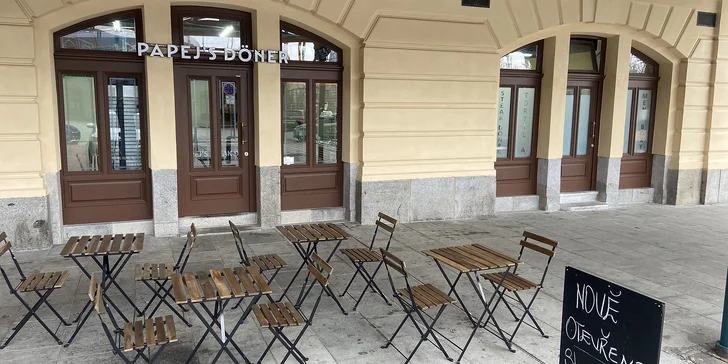 Turecký chléb pide zapečený se sýrem, hovězím i s vejci