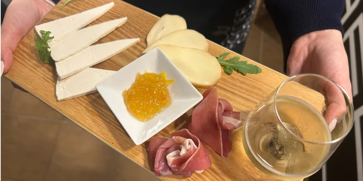 Variace italských sýrů se sklenkou nebo lahví prosecca v Caffe Lobzy