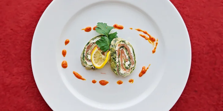 Tříchodové menu s lahví vína pro dva: lososovo-špenátová rolka, kuřecí prso nebo vepřová kotleta a jablečné suflé