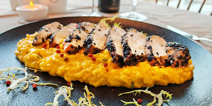 Tříchodové menu s lahví vína pro dva: lososovo-špenátová rolka, kuřecí prso nebo vepřová kotleta a jablečné suflé