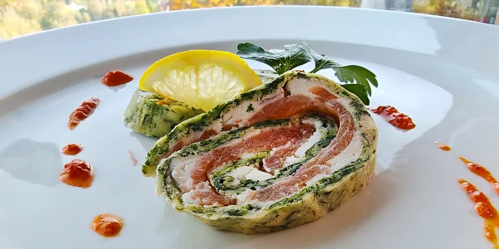 Tříchodové menu s lahví vína pro dva: lososovo-špenátová rolka, kuřecí prso nebo vepřová kotleta a jablečné suflé