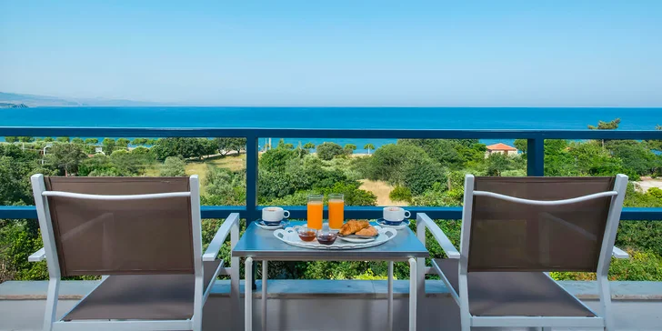Lesbos letecky: hotel Delfinia*** v letovisku Molyvos jen kousek od pláže, snídaně i bazén
