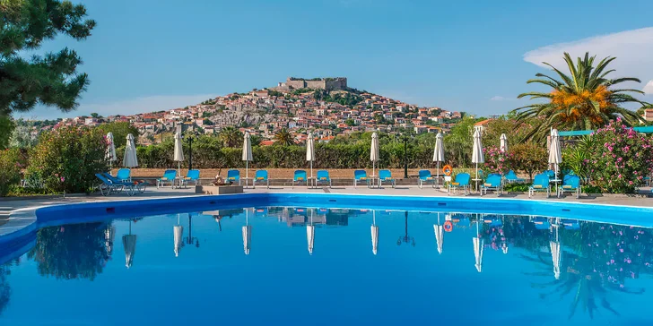Lesbos letecky: hotel Delfinia*** v letovisku Molyvos jen kousek od pláže, snídaně i bazén