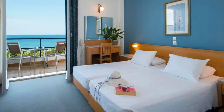 Lesbos letecky: hotel Delfinia*** v letovisku Molyvos jen kousek od pláže, snídaně i bazén