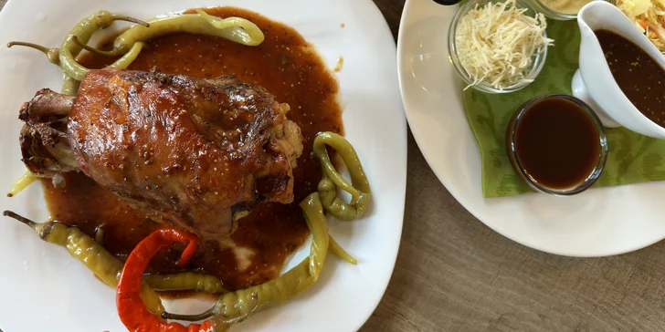 1 kg vepřového kolena s pečivem, beraními rohy, zelným salátem, hořčicí a křenem
