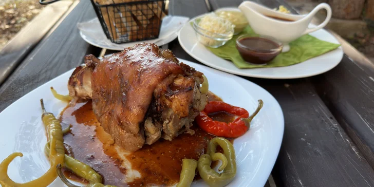 1 kg vepřového kolena s pečivem, beraními rohy, zelným salátem, hořčicí a křenem