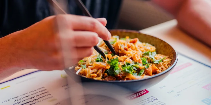 Otevřený voucher do moderního asijského bistra: 250 Kč až 1000 Kč na celé menu vč. nápojů