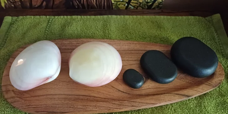 Hřejivý relax lávovými kameny či horkými mušlemi i s Lomi-Lomi masáží