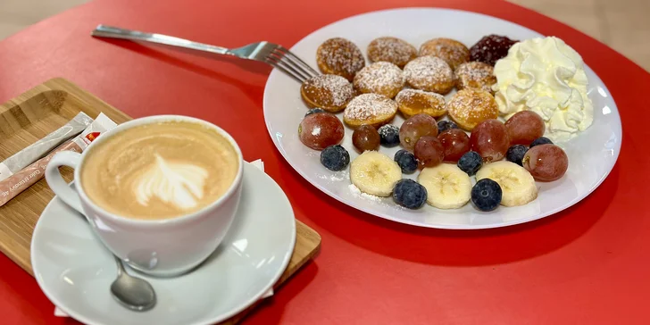 Máslový či plněný croissant, minipalačinky i horká čokoláda, káva či limonáda