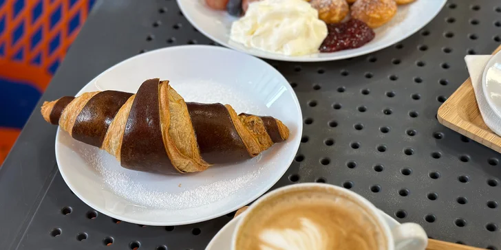 Máslový či plněný croissant, minipalačinky i horká čokoláda, káva či limonáda