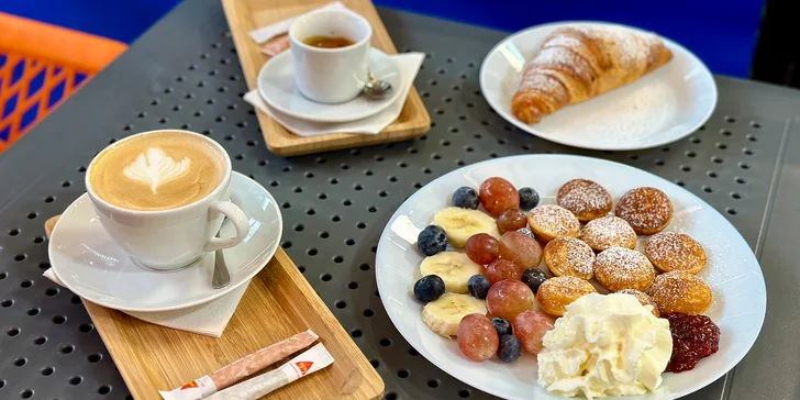 Máslový či plněný croissant, minipalačinky i horká čokoláda, káva či limonáda