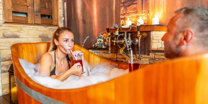 Párová relaxace: 60min. lázeň s vůní pomeranče, eukalyptu nebo perníčků a drink dle výběru