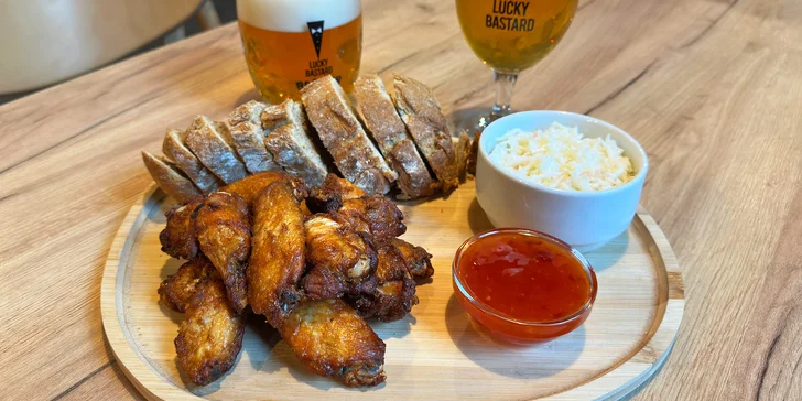 Kuřecí křídla, coleslaw a dvě piva podle výběru pro studenty i dospělé
