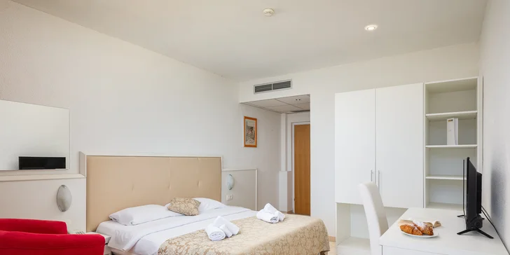 4* dovolená na Istrii: hotel se snídaní nebo polopenzí i venkovní bazény, pláž 500 m od hotelu, akce 2 děti zdarma
