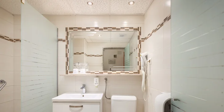 4* dovolená na Istrii: hotel se snídaní nebo polopenzí i venkovní bazény, pláž 500 m od hotelu, akce 2 děti zdarma