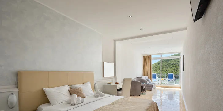 4* dovolená na Istrii: hotel se snídaní nebo polopenzí i venkovní bazény, pláž 500 m od hotelu, akce 2 děti zdarma