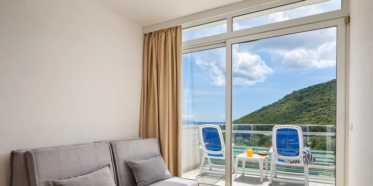 4* dovolená na Istrii: hotel se snídaní nebo polopenzí i venkovní bazény, pláž 500 m od hotelu, akce 2 děti zdarma
