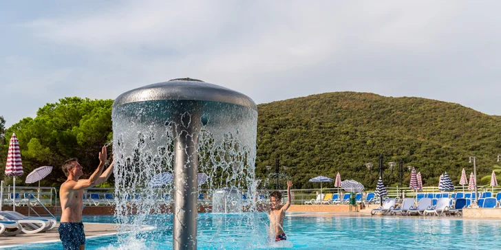Kvarnerská riviéra: hotel přímo u moře s bazénem a polopenzí, až 2 děti zdarma