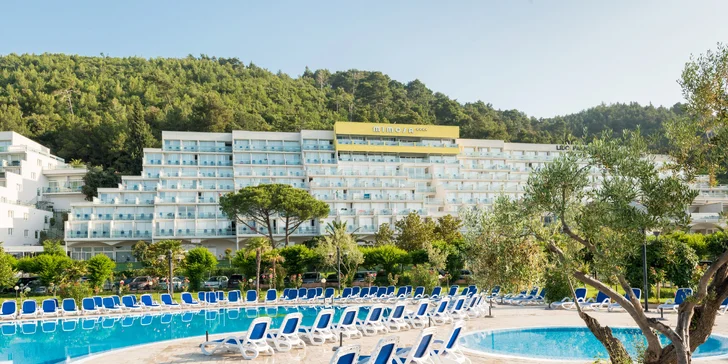 Kvarnerská riviéra: hotel přímo u moře s bazénem a polopenzí, až 2 děti zdarma