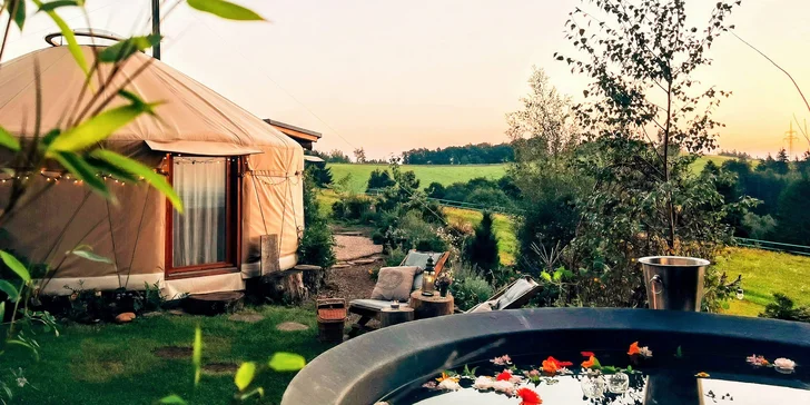 Plně vybavená jurta na samotě v Podkrkonoší: wellness a dokonalý výhled do krajiny