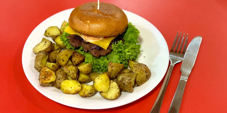 Hovězí hamburger, americké brambory či salát i limonáda dle výběru