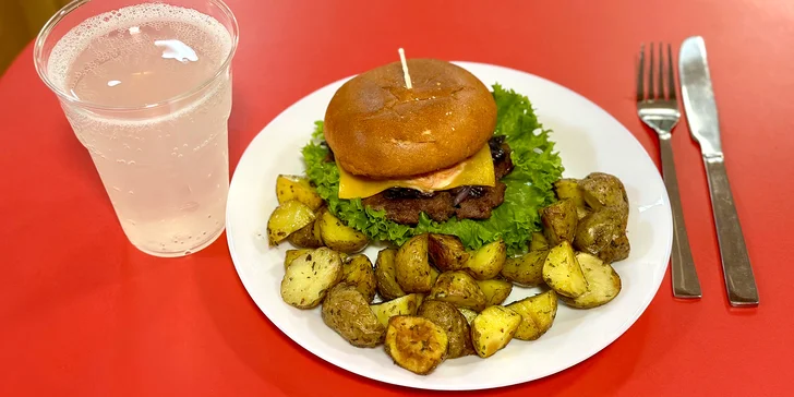 Hovězí hamburger, americké brambory či salát i limonáda dle výběru