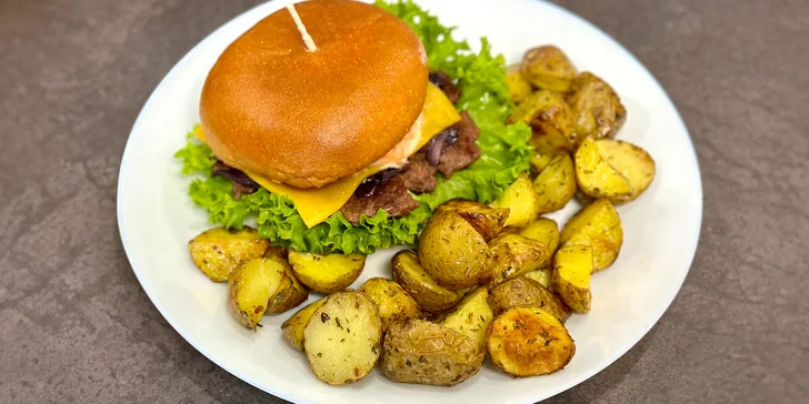 Hovězí hamburger, americké brambory či salát i limonáda dle výběru