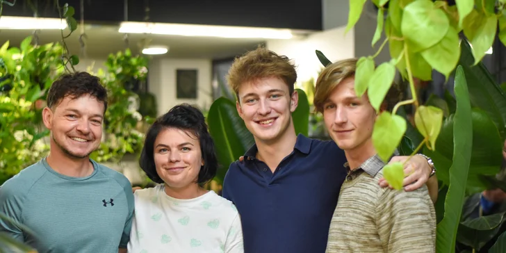 Dárek pro milovníky zeleně: floristika pro začátečníky, výroba kokedamy nebo terária