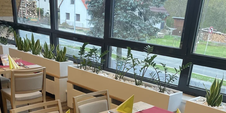 Jumbo pizza v restauraci s výhledem na Čertovy skály: složená až ze 4 druhů