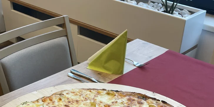Jumbo pizza v restauraci s výhledem na Čertovy skály: složená až ze 4 druhů