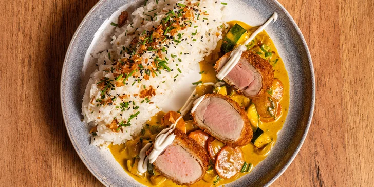 4chodové asijské menu v moderní restauraci: thajská polévka i japonská panenka