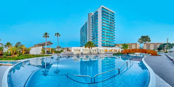 Mallorca: čtyřhvězdičkový hotel v centru letoviska, all inclusive, 3 bazény, letenka