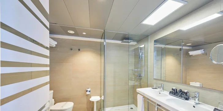 Mallorca: čtyřhvězdičkový hotel v centru letoviska, all inclusive, 3 bazény, letenka