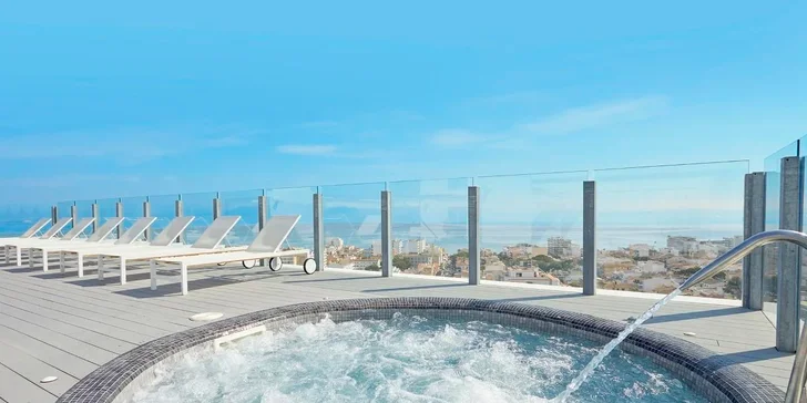 Mallorca: čtyřhvězdičkový hotel v centru letoviska, all inclusive, 3 bazény, letenka