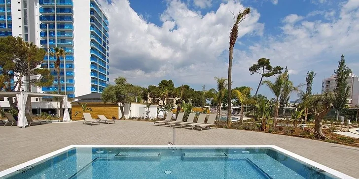 Mallorca: čtyřhvězdičkový hotel v centru letoviska, all inclusive, 3 bazény, letenka