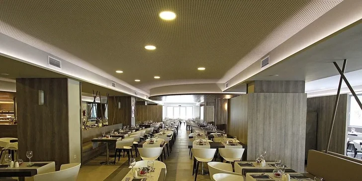 Mallorca: čtyřhvězdičkový hotel v centru letoviska, all inclusive, 3 bazény, letenka