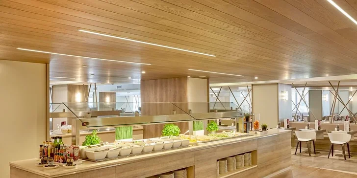Mallorca: čtyřhvězdičkový hotel v centru letoviska, all inclusive, 3 bazény, letenka