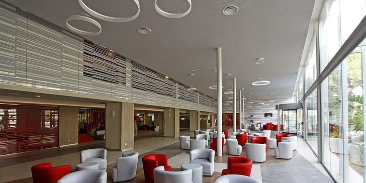Mallorca: čtyřhvězdičkový hotel v centru letoviska, all inclusive, 3 bazény, letenka