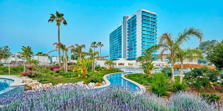 Mallorca: čtyřhvězdičkový hotel v centru letoviska, all inclusive, 3 bazény, letenka