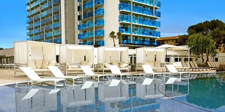 Mallorca: čtyřhvězdičkový hotel v centru letoviska, all inclusive, 3 bazény, letenka