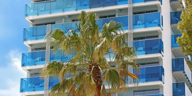 Mallorca: čtyřhvězdičkový hotel v centru letoviska, all inclusive, 3 bazény, letenka