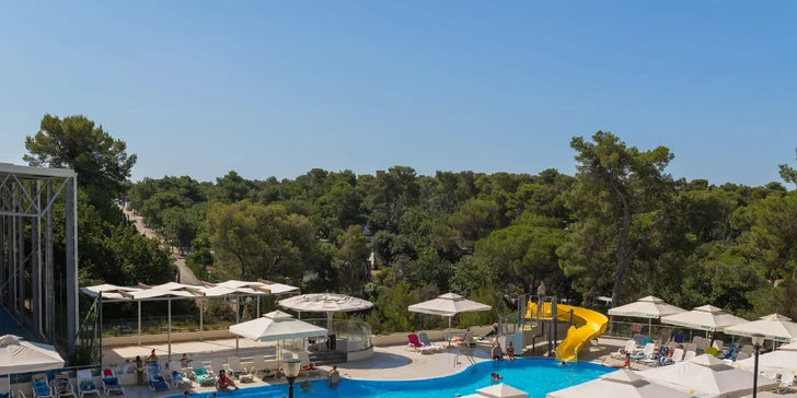 Dovolená v Biogradu na Moru: all inclusive, 2 děti zdarma, 300 m na pláž a bazény
