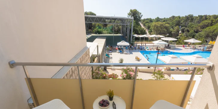 Dovolená v Biogradu na Moru: all inclusive, 2 děti zdarma, 300 m na pláž a bazény