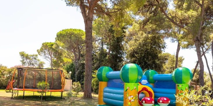 Dovolená v Biogradu na Moru: all inclusive, 2 děti zdarma, 300 m na pláž a bazény