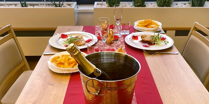 Tříchodové romantické menu pro dva v restauraci s výhledem na Čertovy skály