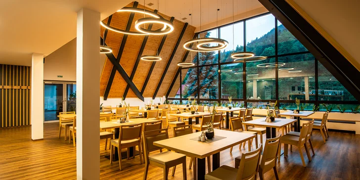 Tříchodové romantické menu pro dva v restauraci s výhledem na Čertovy skály