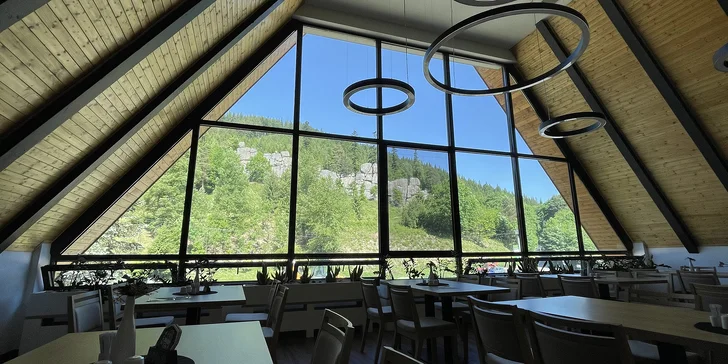 Tříchodové romantické menu pro dva v restauraci s výhledem na Čertovy skály