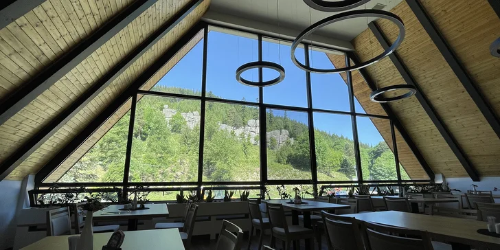 Otevřené vouchery na 300 až 1000 Kč do restaurace s výhledem na Čertovy skály