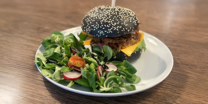 Posezení v originální kulturní kavárně: burger dle výběru pro 1 i 2 osoby, s masem i vege