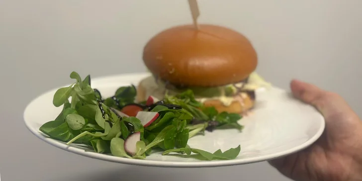 Posezení v originální kulturní kavárně: burger dle výběru pro 1 i 2 osoby, s masem i vege